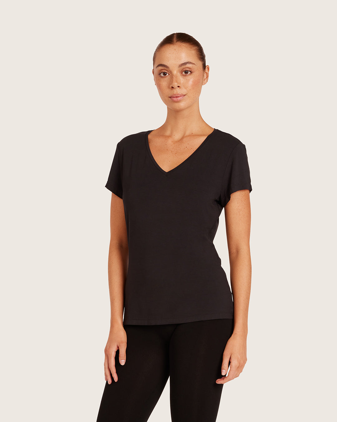 B_VネックTシャツ | Black